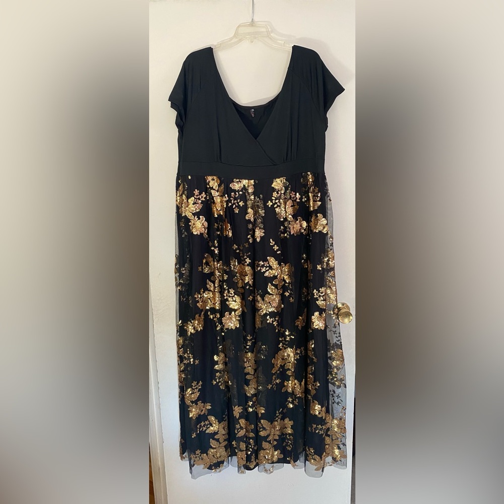 Size 4xl formal gown with gold sequins